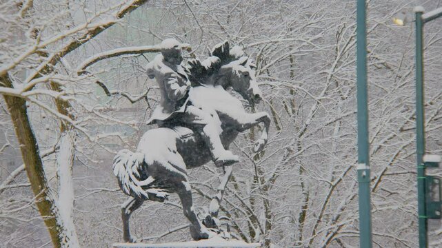 Footage shows the snow-covered Jos&Atilde;&Acirc;&Atilde;&Acirc;&Atilde;&Acirc;&Atilde;&Acirc;&copy; Juli Mart statue in NYC Central Park, captured during a serene winter snowfall