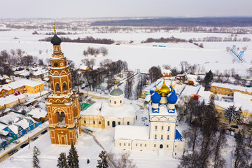 Obraz premium Aerial view of snow covered Bronnitsy townscape with architectural ensemble of Orthodox Archangel Michael Cathedral in winter, Moscow Oblast, Russia