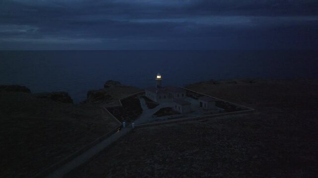 Faro de Punta Nati al anochecer en la Isla de Menorca, Islas Baleares