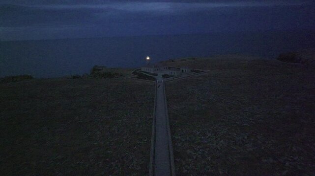 Faro de Punta Nati al anochecer en la Isla de Menorca, Islas Baleares