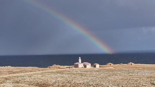 Arcoiris en el Faro de Punta Nati, en Menorca, Islas Baleares
