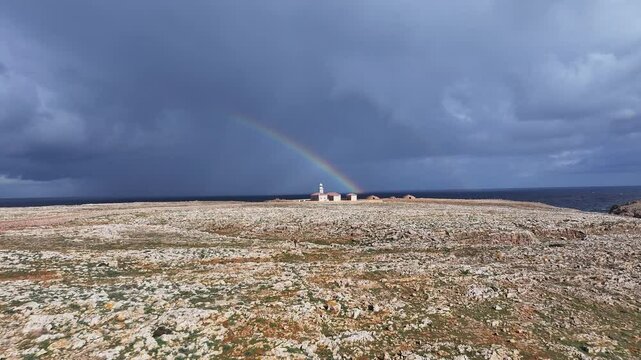 Arcoiris en el Faro de Punta Nati, en Menorca, Islas Baleares