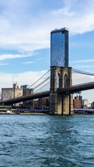 Obraz premium Iconic View of City Skyline and Bridge Over Water