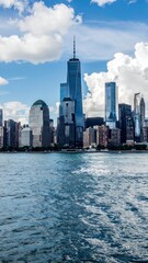 Obraz premium Stunning City Skyline with Focus on Waterfront and Modern Buildings