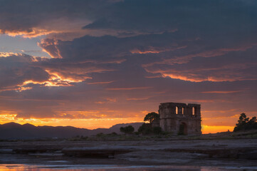 Obraz premium Ancient ruins in under stormy clouds