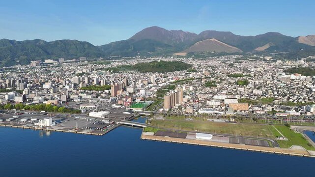 別府湾上空からの空撮映像。別府湾上空から大分県別府市の風景を撮影しました。