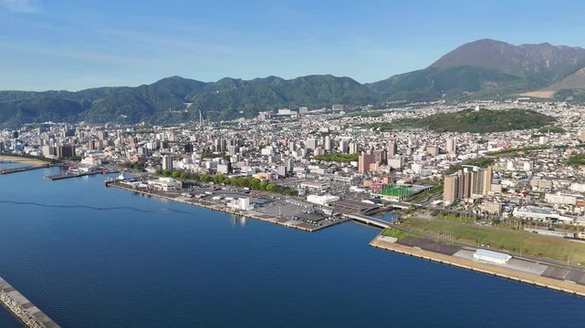 別府湾上空からの空撮映像。別府湾上空から大分県別府市の風景を撮影しました。