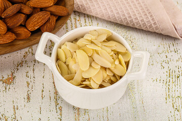 Sliced almond nut for culinary