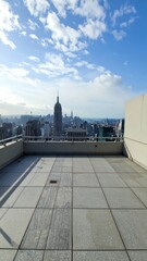 Naklejka premium Rooftop Viewpoint Showcasing Cityscape and Urban Connection Below