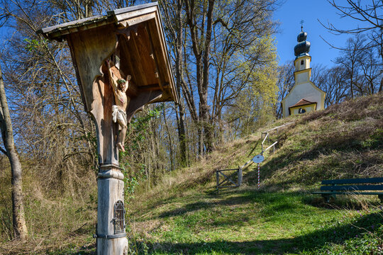Schlo&szlig; Frauenb&uuml;hl in Winh&ouml;ring, Kirche und Kruzifix