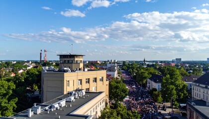Obraz premium Rooftop View of Outdoor Event with Crowd and Cityscape Below