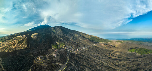 Etna Sicilia - panoramica  dall'alto al tramonto sul Rifugio Sapienza con vista sul cratere del vulcano