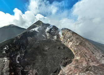 Sicilia - Cratere della cima dell'Etna visto dall'alto in una grande panoramica aerea durante giornata di sole e cielo blu
