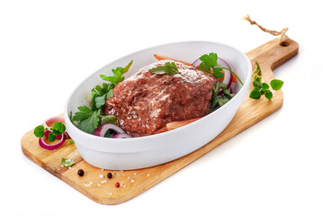 Dziczyzna w sosie w naczyniu żaroodpornym przygotowana do pieczenia