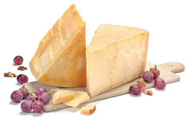 Ser grana padano z winogronami i orzechami na białym tle