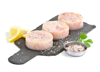 Medaliony z morszczuka na kamiennej desce na białym tle © Blue Pixel