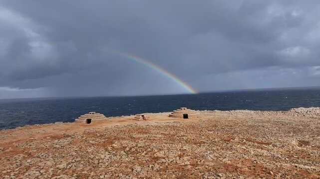 Arcoiris en el Faro de Punta Nati, en Menorca, Islas Baleares
