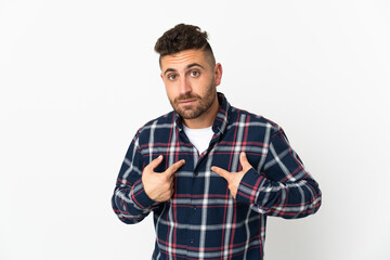 Obraz premium Caucasian man isolated on white background pointing to oneself