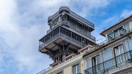 Obraz premium Elevador de Santa Justa in Lissabon Portugal, Großaufnahme der oberen Plattform, im Hintergrund blauer Himmel
