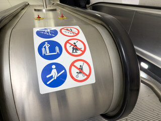Obraz premium Escalator warning signs at metro or public transit station promote safety awareness and responsible passenger behavior in modern urban infrastructure environment