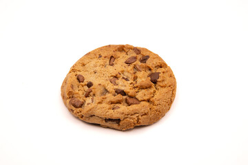Cookie aux pépites de chocolat sur fond  blanc