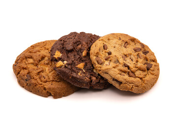 3 cookies au chocolat et aux pépites de chocolats sur fond blanc