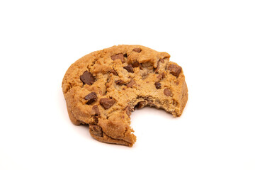 Cookie aux pépites de chocolat qui a été croqué sur fond  blanc