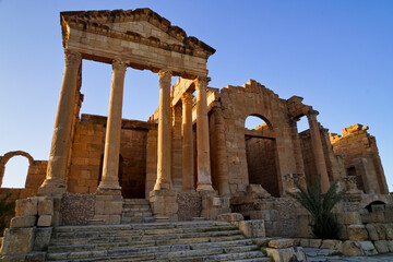 Obraz premium L'antica città Romana di Sufetula, con il foro ed il teatro perfettamente conservati. Sbeitla, Tunisia