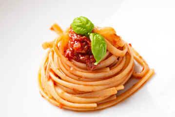 Linguine al sugo, pasta italiana 