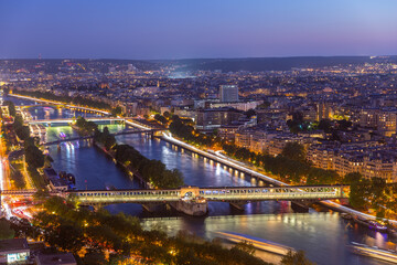 Le Pont de Bir-Hakeim de nuit au centre de Paris
