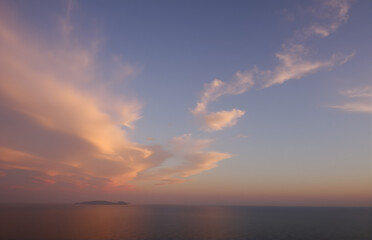 Naklejka premium Serene Seascape at Sunset with Clouds