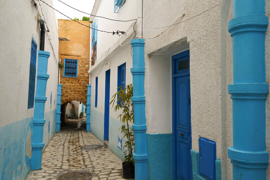 La Medina fortificata di Bizerta affacciata sul porto turistico della città sul Mar Mediterraneo. Bizerta, Tunisia