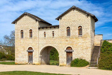 Nachbau des Nordtors eines römischen Kastells in Weissenburg, Bayern