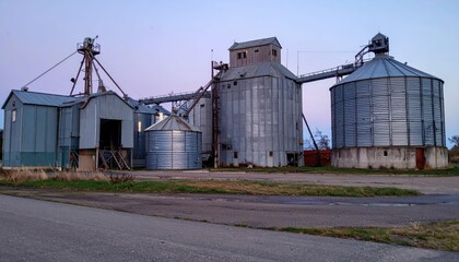 Obraz premium Antique Grain Silo Interior at Dusk Without People in Rural Setting