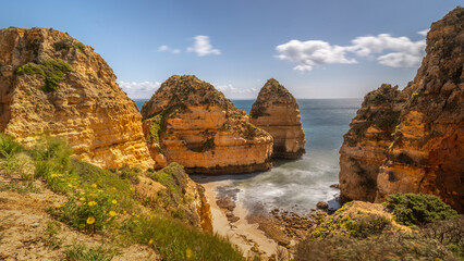 Praia dos Pinheiros an der Algarve, Langzeitbelichtung der Brandung an der pittoresken Felsenküste