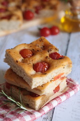 focaccia aux tomates cerises et aux herbes