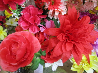 カラフルな造花の花束