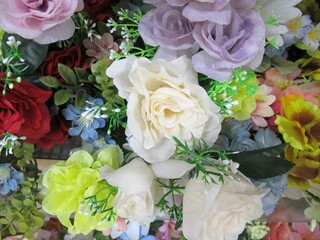 カラフルな造花の花束