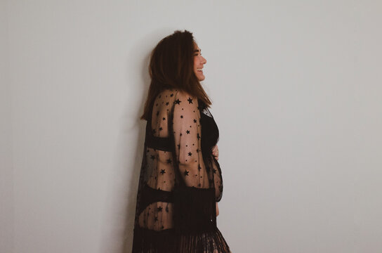 Femme enceinte en sous v&ecirc;tement noir sur fond blanc