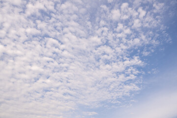 Fototapeta premium Wooden table surface with a scenic blue sky and fluffy clouds in the background, perfect for natural product displays or outdoor-themed designs.