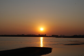 Obraz premium 静かな海に沈む夕日