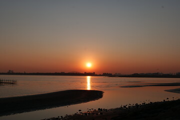 静かな海に沈む夕日