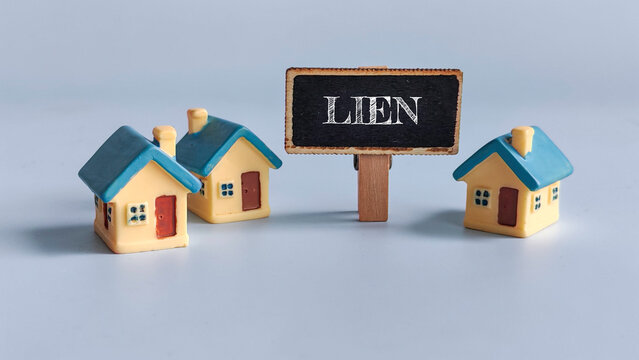 House model beside a sign written Lien.