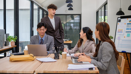Obraz premium Team members sharing insights during a brainstorming session around a meeting table.