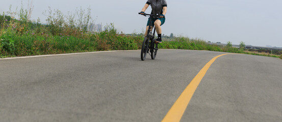 Fototapeta premium Riding a fold bike on the greenway in Chengdu, China