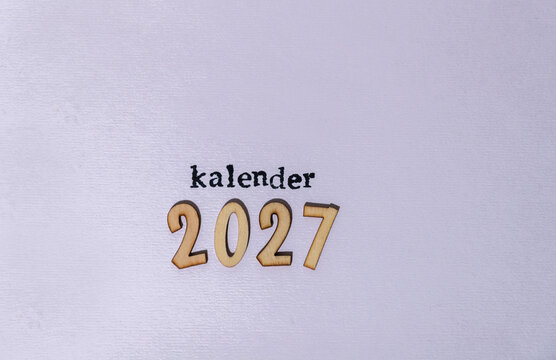 Gedruckter Kalender Schriftzug mit Holzbuchstaben 2027