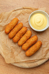 Breaded snacks with creamy dip