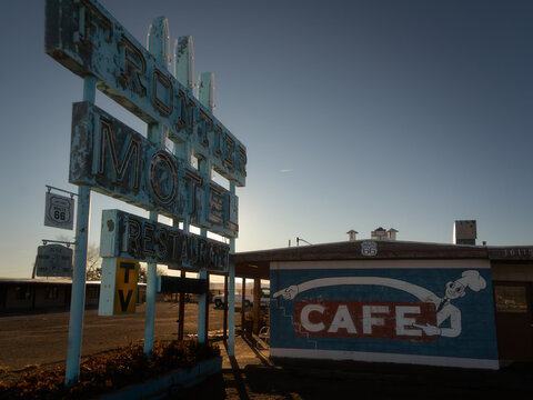 Truxton&rsquo;s Vintage Motel Sign &ndash; The Frontier on Route 66