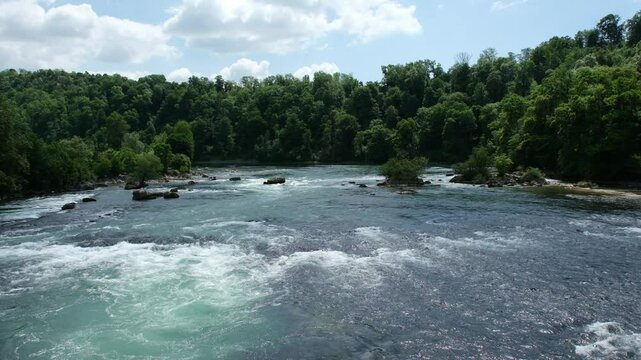 Fluss Rhein oberhalb vom Rheinfall, Aussicht auf der Rheinbr&uuml;cke bei Laufen, Schweiz