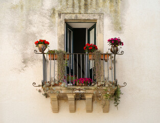 Vecchio balcone con fiori - Otranto - Salento